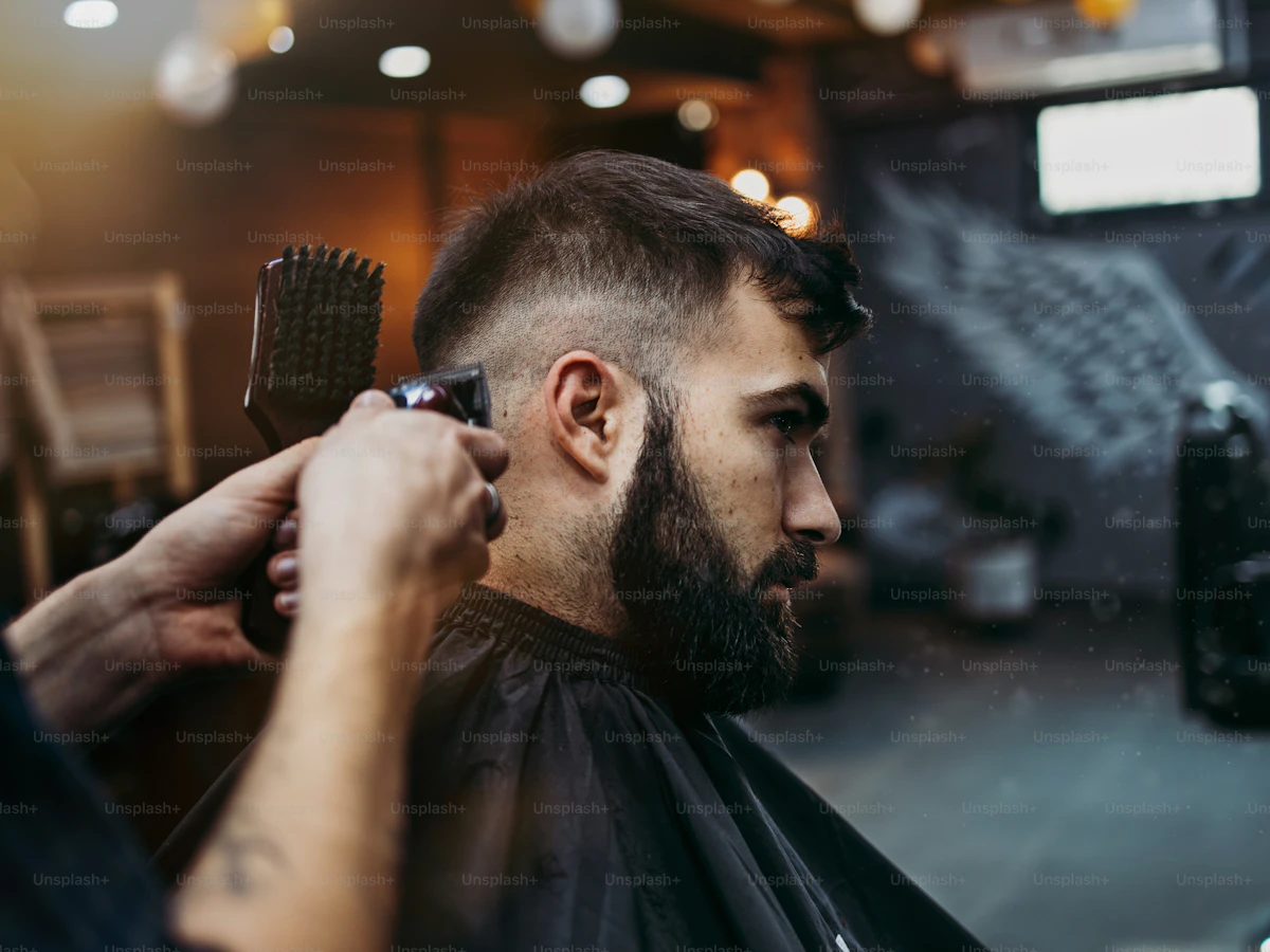 Homme coiffé et taillé prêt pour la cérémonie par Barber Concept Nantes
