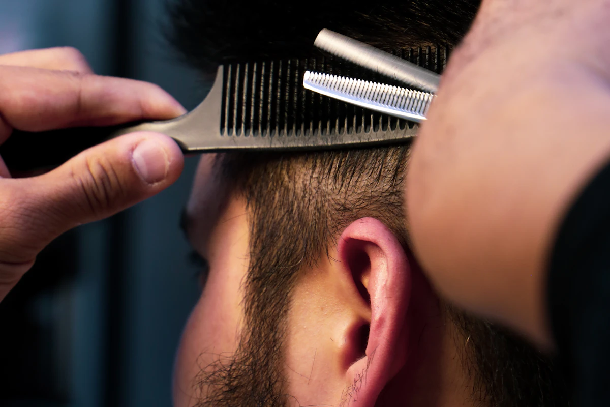 Tondeuse en action sur la barbe d'un client au salon barbier