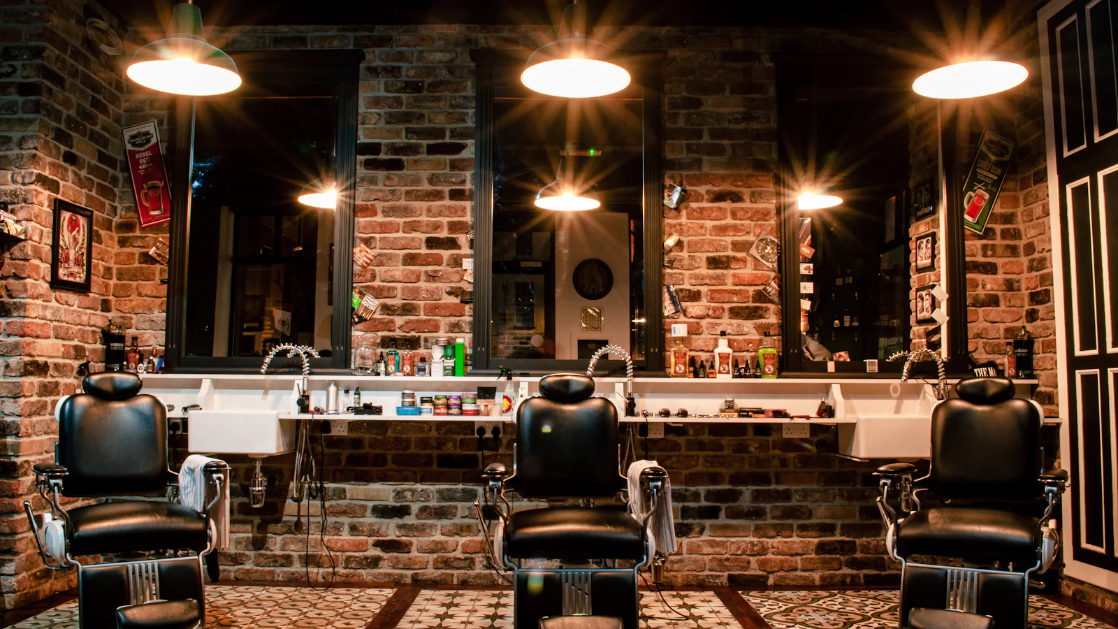 Vue intérieure d'un salon barbier — fauteuil en cuir devant un mur de briques
