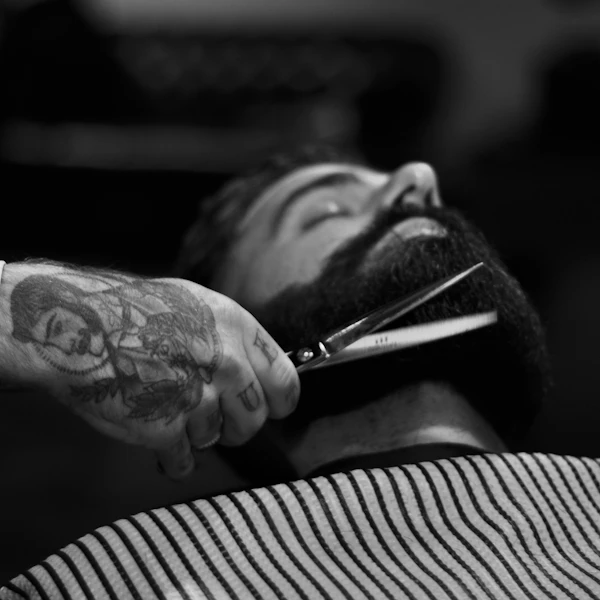 Taille de barbe au rasoir au salon Barber Concept Nantes