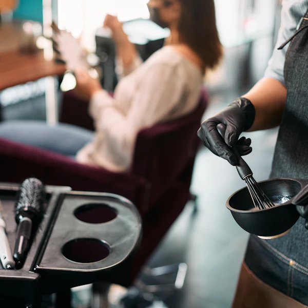 Préparation de coloration au salon