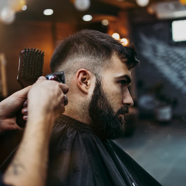 Coupe homme et barbe travaillées pour un événement