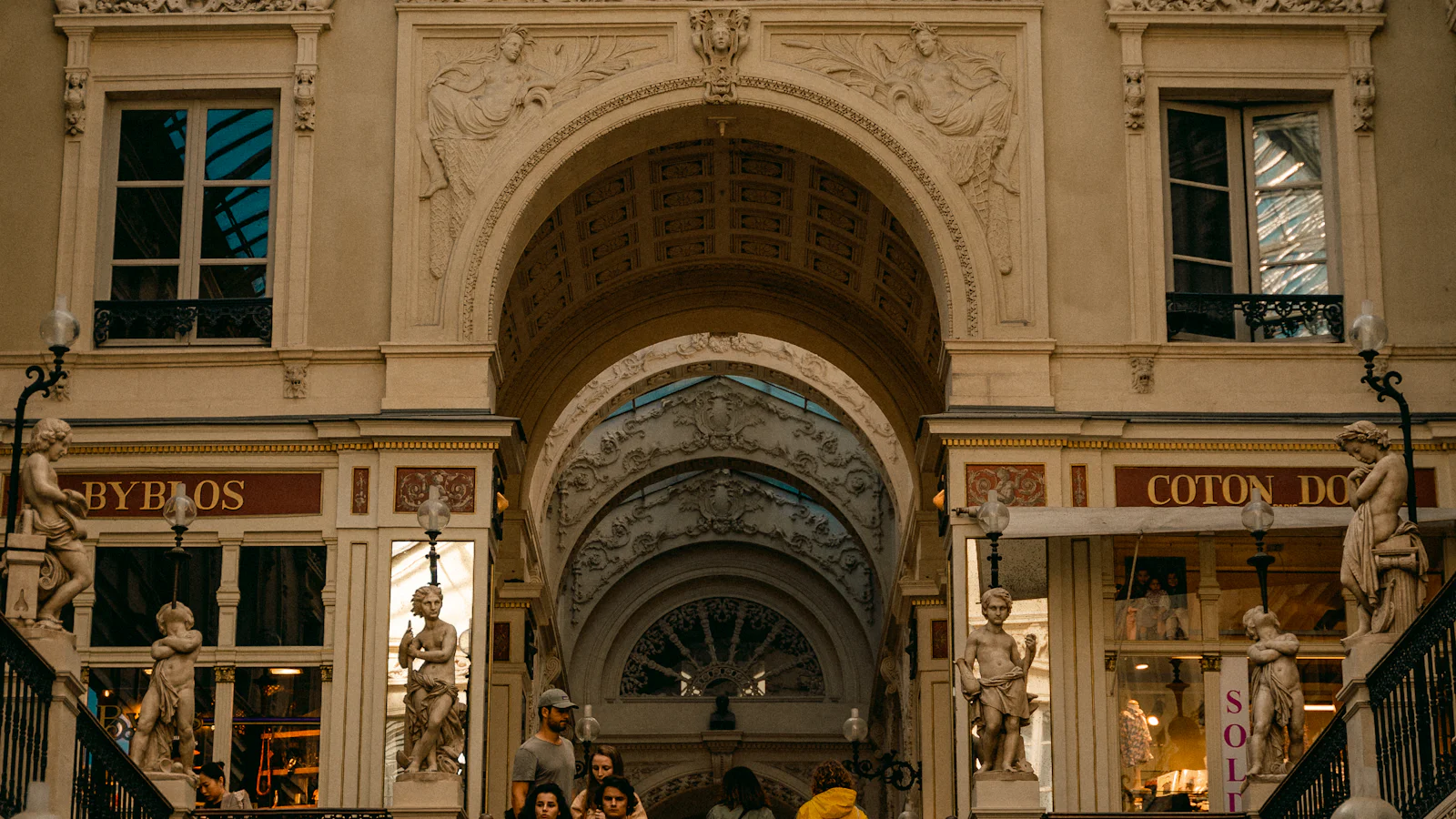 Vue du Passage Pommeraye, à quelques pas du salon Barber Concept à Nantes