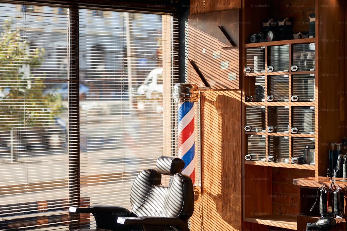 Fauteuil de barbier en cuir près de la fenêtre du salon