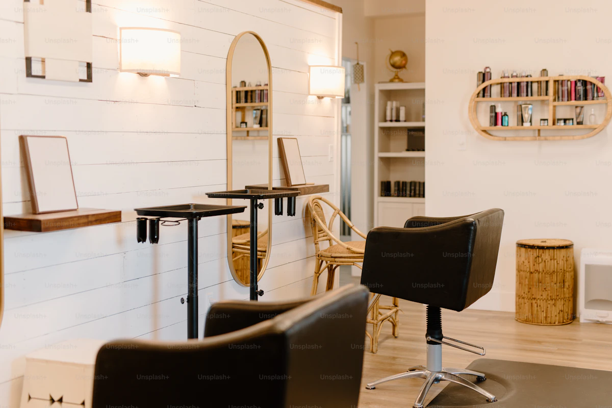 Vue d'ensemble du salon avec miroirs et fauteuils